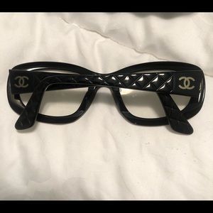 Channel glasses with case